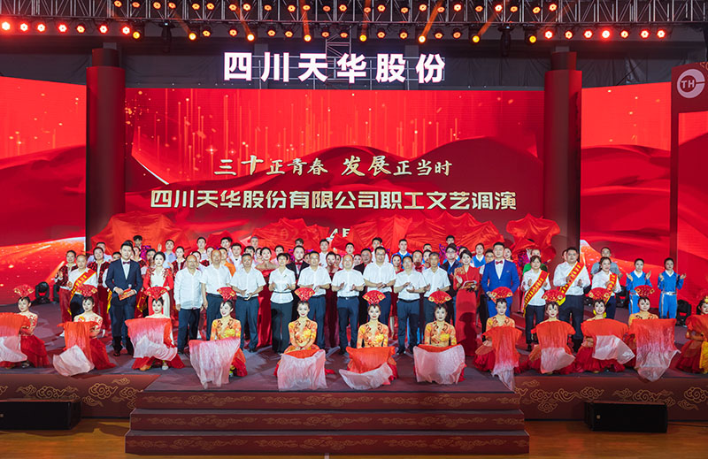 01演职职员与向导合影.jpg