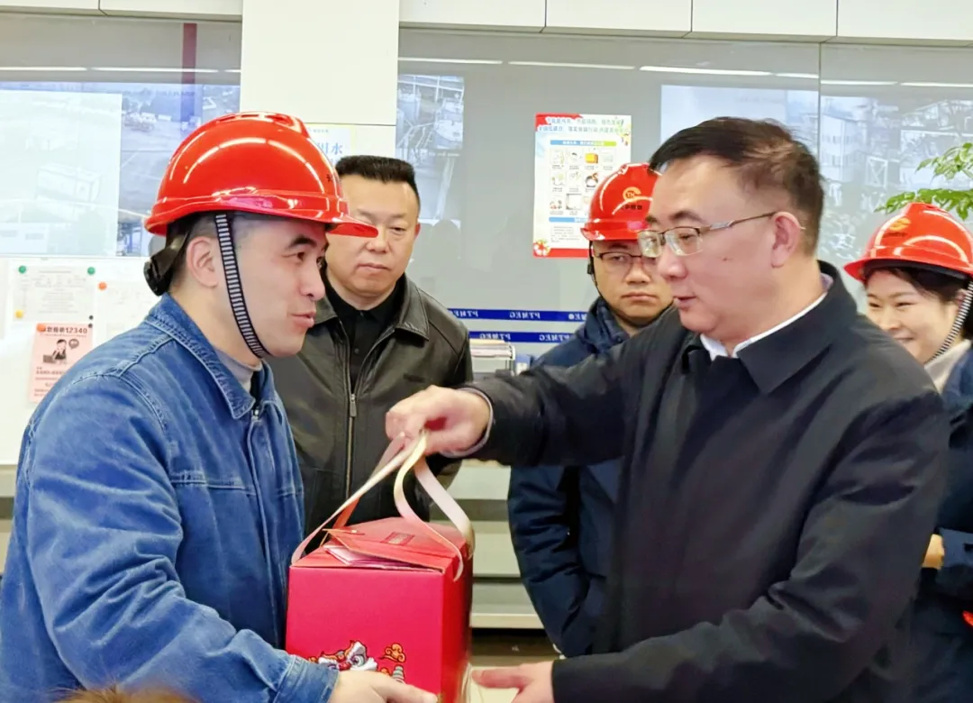集团向导慰问春节在岗职工1.png