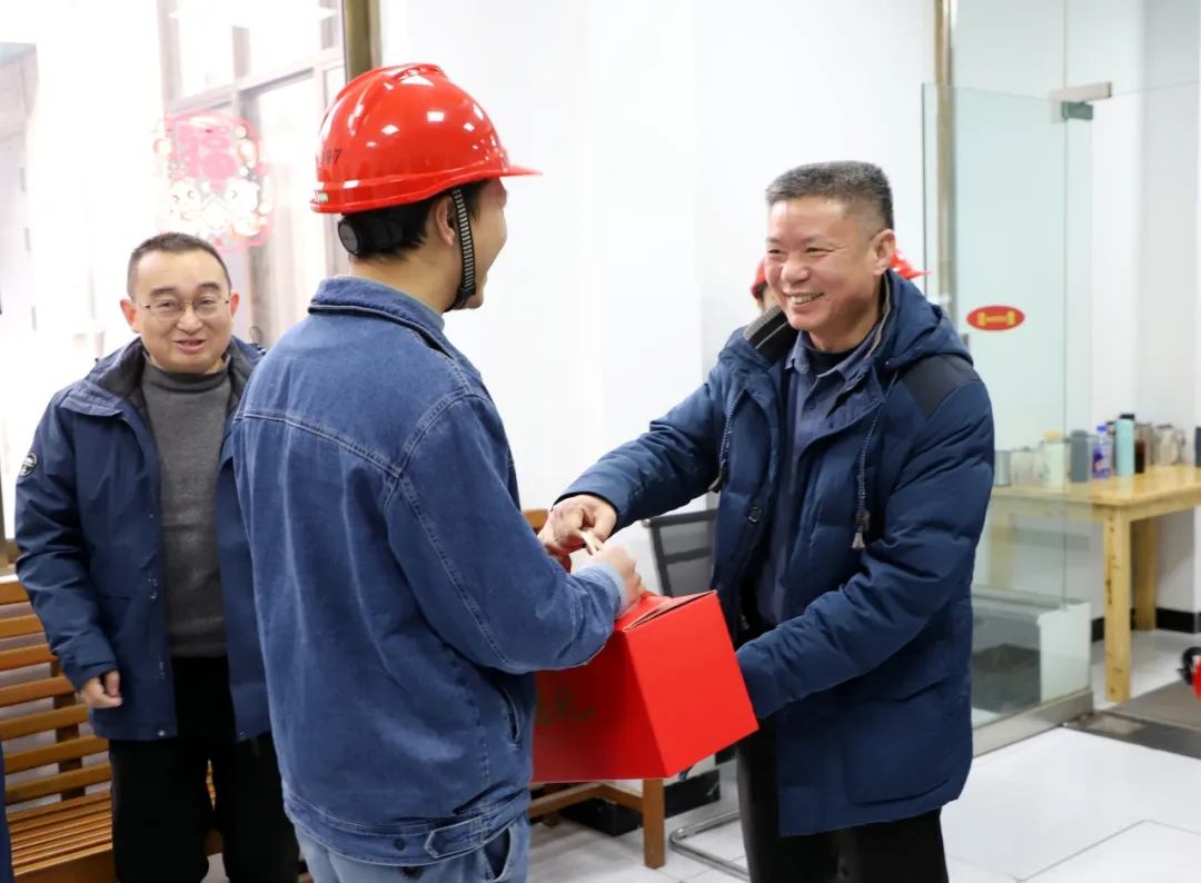 集团向导慰问春节在岗职工2.png