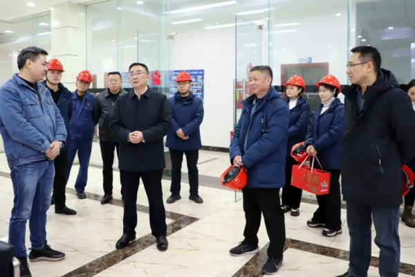 集团向导慰问春节在岗职工